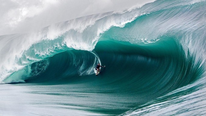 WATCH SURFERS AT TEAHUPOO, THE WORLD’S HEAVIEST WAVE